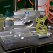 Process de moulage en cire perdue. Moulage acier. Piece de roller systeme de freinage diabolo. A Taiwan. Moule pour la cire, en aluminium.