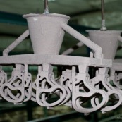 Process de moulage en cire perdue. Moulage acier. Piece de roller systeme de freinage diabolo. A Taiwan. La cire est revetue de ceramique pour realiser le moule perdu.