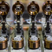 Usine de fabrication de roues de rollers en France. Caroussel entierement automatise pour la coulee de la gomme en polyurethane. Le moyeu en plastique ets place dans les moules, qui se referment, puis le PU est coule.