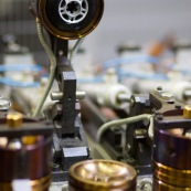 Usine de fabrication de roues de rollers en France. Caroussel entierement automatise pour la coulee de la gomme en polyurethane. Le moyeu en plastique ets place dans les moules, qui se referment, puis le PU est coule.