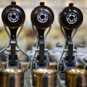 Usine de fabrication de roues de rollers en France. Caroussel entierement automatise pour la coulee de la gomme en polyurethane. Le moyeu en plastique ets place dans les moules, qui se referment, puis le PU est coule.