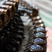 Usine de fabrication de roues de rollers en France. Caroussel entierement automatise pour la coulee de la gomme en polyurethane. Le moyeu en plastique ets place dans les moules, qui se referment, puis le PU est coule.