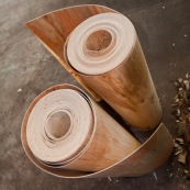 En Chine, trancheuse permettant de realiser des feuilles en partant de troncs en bois. Placage. Usine.