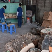 En Chine, usine permettant de realiser des planches de skateboard. Ici, sechoir permettant de secher les feuilles de bois.