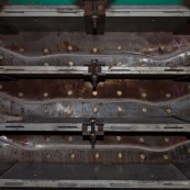 Usine en Chine : moules permettant de realiser les planches de skateboard. Les feuilles de bois sont colees ensemble puis pressees dans les moules.