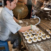 Usine chinoise de fabrication de roues en polyurethanes (pour valises, roues de skateboards, rollers...).
Chine, Shenzhen, usine du monde. Travail plus de 70 heures par semaine, a faible couts, pour utilisation des produits par les pays "riches", dans des conditions de travail Èpouvantables. Produits chimiques degoulinant a terre, machine non entretenues, ouvriers assis sur des tabourets empiles...