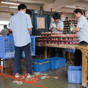 Usine chinoise de fabrication de roues en polyurethanes (pour valises, roues de skateboards, rollers...).
Chine, Shenzhen, usine du monde. Travail plus de 70 heures par semaine, a faible couts, pour utilisation des produits par les pays "riches", dans des conditions de travail Èpouvantables.