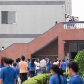 Usine en Chine. Ouvrier allant a la cantine le midi.