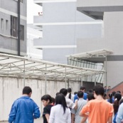 Usine en Chine. Ouvrier allant a la cantine le midi.