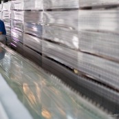 Usine chinoise de fabrication de chaussures et autres produits (protections, sacs...). Ouvriers a la chaine, en train de realiser des serigraphies sur film plastique. Chine, Shenzhen, usine du monde. Travail plus de 70 heures par semaine, a faible couts, pour utilisation des produits par les pays "riches".