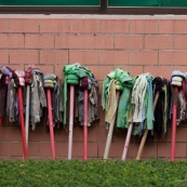 Serpilleres a l'exterieur d'une usine en Chine.