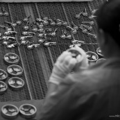 Usine en CHine. traitement de surface de pieces metalliques (chromage). Tapis roulant.