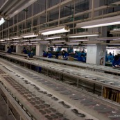 Usine chinoise de fabrication de chaussures et autres produits (protections, sacs...). Ouvriers a la chaine, en train de realiser des serigraphies. Chine, Shenzhen, usine du monde. Travail plus de 70 heures par semaine, a faible couts, pour utilisation des produits par les pays "riches".