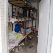 Dortoirs d'une usine chinoise de fabrication de chaussures.
Chaque dortoir d'environ 25 metres carres comporte 12 lits (superposes) pour les ouvriers de l'usine. Les ouvriers passent une quinzaine d'annee dans les usines en ville, en envoyant le peu d'argent qu'ils gagnent dans leurs familles (enfants, parents) restes dans les campagnes.

Le lit est l'unique zone privee des ouvriers, sur lesquels ils gardent le peu d'objets qu'ils possedent.



 OuvriËres ‡ la chaÓne, couturiËres sur machines ‡ coudre. Chine, Shenzhen, usine du monde. Travail plus de 70 heures par semaine, ‡ faible co˚ts, pour utilisation des produits par les pays "riches".
