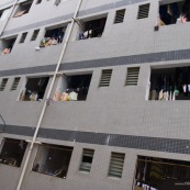 Dortoirs d'une usine chinoise de fabrication de chaussures.
Chaque dortoir d'environ 25 metres carres comporte 12 lits (superposes) pour les ouvriers de l'usine. Les ouvriers passent une quinzaine d'annee dans les usines en ville, en envoyant le peu d'argent qu'ils gagnent dans leurs familles (enfants, parents) restes dans les campagnes. Chine Shenzhen.
