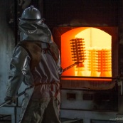 Process de moulage en cire perdue. Moulage acier. Usine a Taiwan (Asie Chine). Les pieces en cire sont aglomerees ensemble avant d'etre revetues de ceramique. Les pieces en cire ont ete revetues de ceramique et sont cuites dans des fours à tres haute temeprature. Ensuite l'acier est coulé dans ces moules qui seront perdus par la suite. Ici, les moules sont chauffes avant de couler l'acier a l'interieur. Siderurgie.