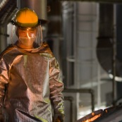 Process de moulage en cire perdue. Moulage acier. Usine a Taiwan (Asie Chine). Les pieces en cire sont aglomerees ensemble avant d'etre revetues de ceramique. Les pieces en cire ont ete revetues de ceramique et sont cuites dans des fours à tres haute temeprature. Ensuite l'acier est coulé dans ces moules qui seront perdus par la suite. Ici, ll'acier est fondu dans des creusets.