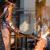 Process de moulage en cire perdue. Moulage acier. Usine a Taiwan (Asie Chine). Les pieces en cire sont aglomerees ensemble avant d'etre revetues de ceramique. Les pieces en cire ont ete revetues de ceramique et sont cuites dans des fours à tres haute temeprature. Ensuite l'acier est coulé dans ces moules qui seront perdus par la suite. Ici, les moules sont chauffes avant de couler l'acier a l'interieur. Siderurgie.