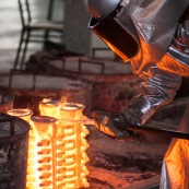 Process de moulage en cire perdue. Moulage acier. Usine a Taiwan (Asie Chine). Les pieces en cire sont aglomerees ensemble avant d'etre revetues de ceramique. Les pieces en cire ont ete revetues de ceramique et sont cuites dans des fours à tres haute temeprature. Ensuite l'acier est coulé dans ces moules qui seront perdus par la suite. Ici, les moules remplis d'acier en fusion sont entreposes en attendant leur refroidissement.