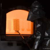 Process de moulage en cire perdue. Moulage acier. Usine a Taiwan (Asie Chine). Les pieces en cire sont aglomerees ensemble avant d'etre revetues de ceramique. Les pieces en cire ont ete revetues de ceramique et sont cuites dans des fours à tres haute temeprature. Ensuite l'acier est coulé dans ces moules qui seront perdus par la suite. Ici, les moules sont chauffes avant de couler l'acier a l'interieur. Siderurgie.