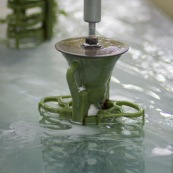 Process de moulage en cire perdue. Moulage acier. Usine a Taiwan (Asie Chine). Les pieces en cire sont aglomerees ensemble avant d'etre revetues de ceramique et nettoyees en passant dans differents bains.