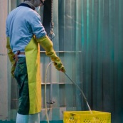 Usine a Taiwan (chine asie). Nettoyage de bacs.