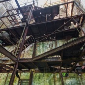 Ancienne rhumerie a Matoury, Guyane francaise. Batiment industriel rouille. Murs en briques. Etages en train de se decomposer. Rouille.