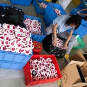 Usine chinoise de fabrication de roues en polyurethanes (pour valises, roues de skateboards, rollers...).
Chine, Shenzhen, usine du monde. Travail plus de 70 heures par semaine, a faible couts, pour utilisation des produits par les pays "riches", dans des conditions de travail Èpouvantables. Ouvriers a terre en train de trier des roues.