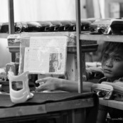 Usine chinoise de fabrication de patins a glace. Ouvrier sur chaine de production. Chine, Shenzhen, usine du monde. Travail plus de 70 heures par semaine, a faible couts, pour utilisation des produits par les pays "riches". Made in China.