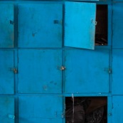 Usine chinoise de fabrication de pieces en metal (robinetterie, mais egalement pieces de motos).  Chine, Shenzhen, usine du monde. Travail plus de 70 heures par semaine, a faible couts, pour utilisation des produits par les pays "riches". Casiers de rangement des affaires des ouvriers en Chine.