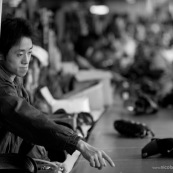 Ouvrier chinois sur chaine de production dans une usine de fabrication de chaussures en Chine. Made in china. Conditions de travail difficiles plus de 70 heures par semaine, pour fabriquer les produits utilises par les pays "riches". Le cout de la main d'oeuvre y est tres faible.