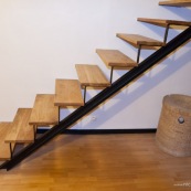 Escalier moderne en acier et bois massif (chene) dans une maison en cours de renovation.