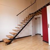 Escalier moderne en acier et bois massif (chene) dans une maison en cours de renovation.